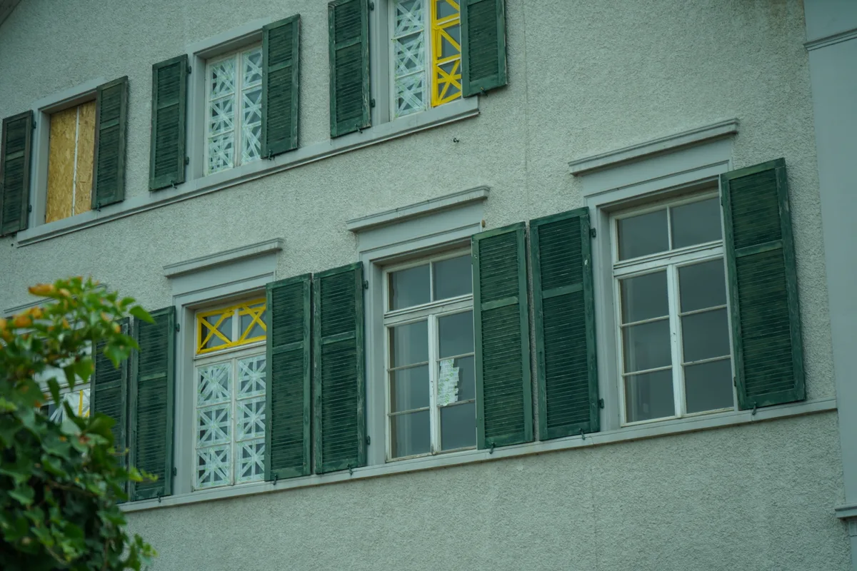 Ein Gebäude mit geklebten und verrigelten Fenstern.